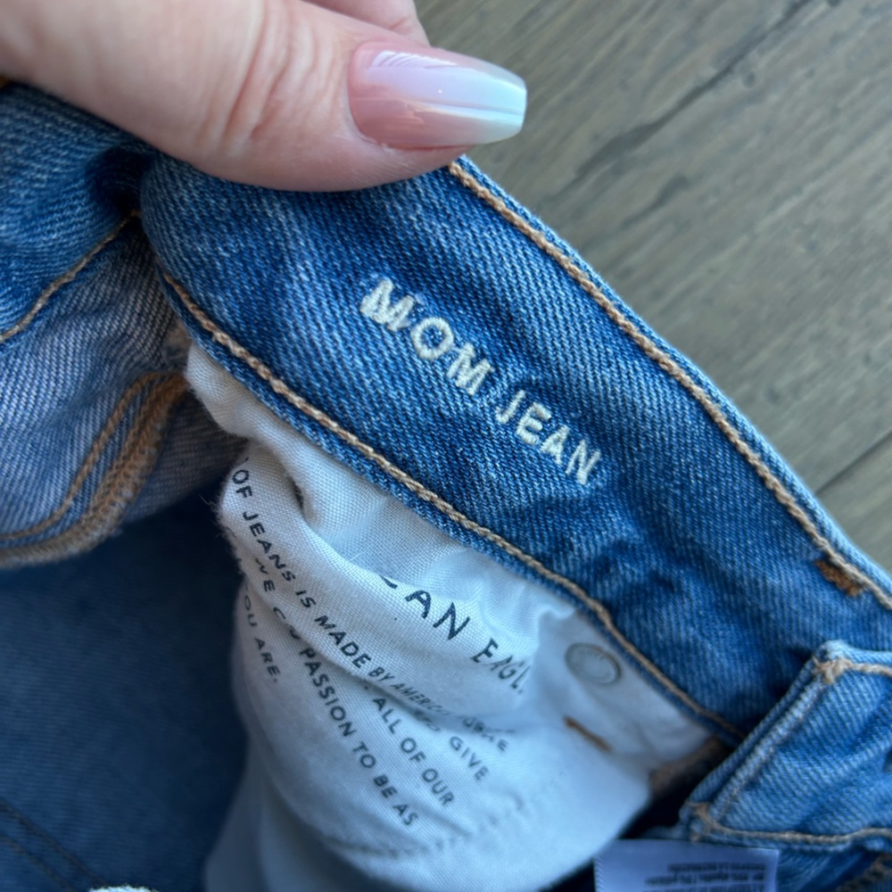 🦅 AE Mom Jeans - Picture 3 of 6
